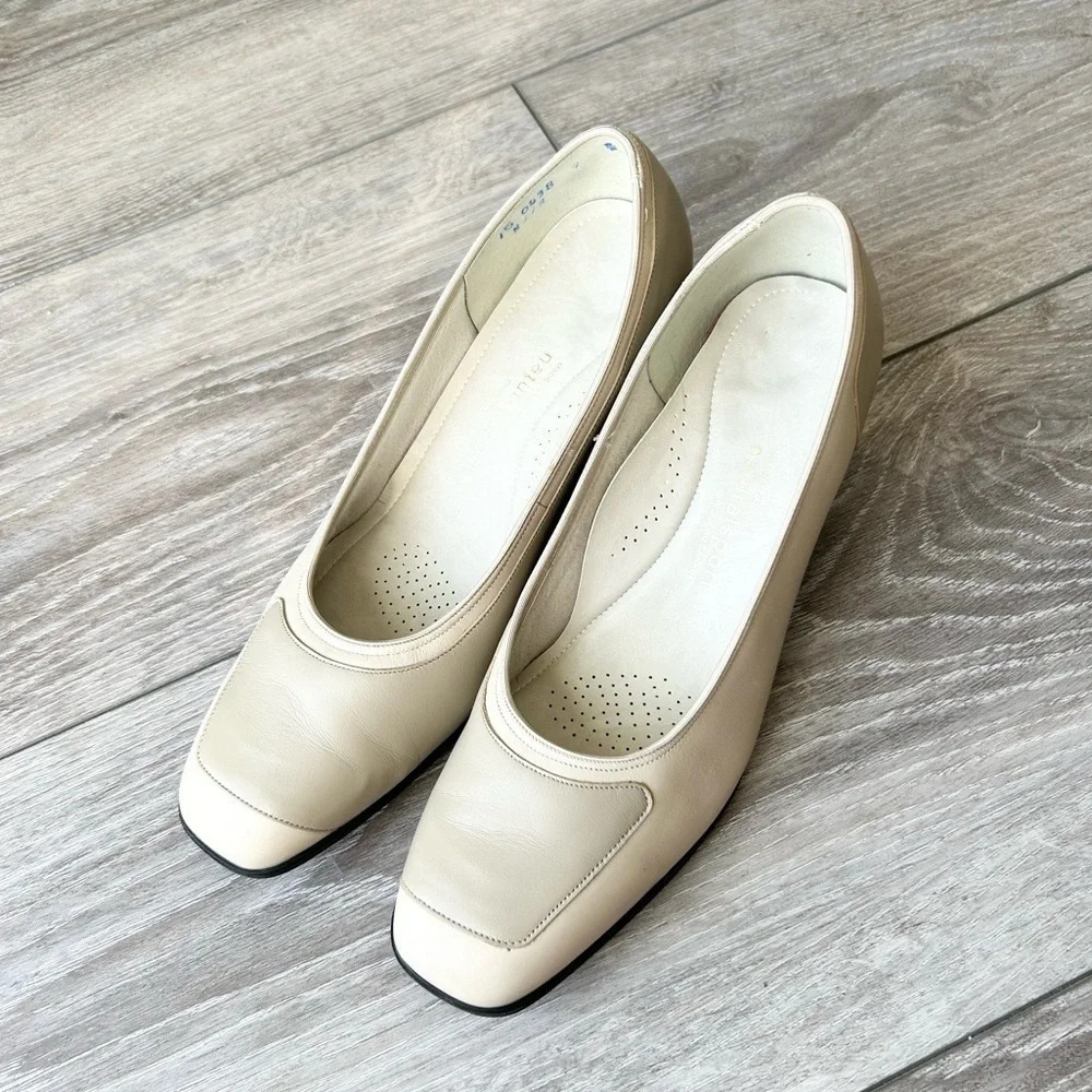 Vintage Natural Sport Ivory Leather Two Tunes Square  Toe Pumps Made in Canada